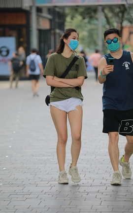 精选街拍作品 NO.0692 玻璃街拍作品 白色热裤YY女友_丽丝库