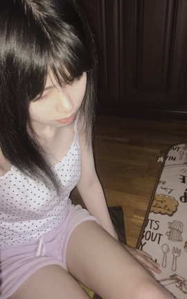 美人な関西住みの素人２０歳女が部屋で全裸になってヘアヌード自撮り_丽丝库