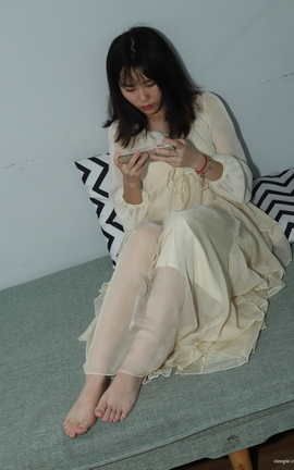 Pary摄影 NO.041 彩欣穿上可爱裙子展示美脚_丽丝库