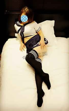 幸福家园-网友自拍专区 学生装诱惑，小少妇新年贺礼