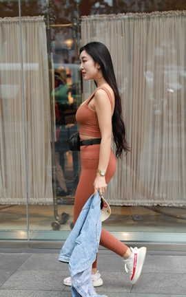 精选街拍作品 NO.0024 枣色紧身衣丰满模拍美女原图 part3_丽丝库