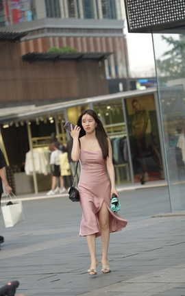 精选街拍作品 NO.1517 粉色吊带长裙小姐姐_丽丝库