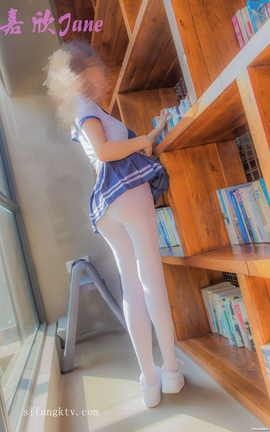 嘉欣小师妹学校图书馆人前露出换丝袜_丽丝库