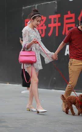 精选街拍作品 NO.1259 遛狗的漂亮小姐姐_丽丝库