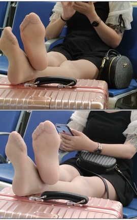 K&M足控脚底视频 189-候车室美女，行李箱上[1920X1080][3分7秒]_丽丝库