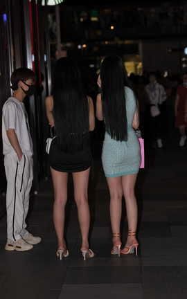 精选街拍作品 NO.1156 蓝黑裙俩美女 part1_丽丝库