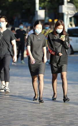 精选街拍作品 NO.0960 四九城嘎子街拍作品 阳光下的黑丝店员_丽丝库