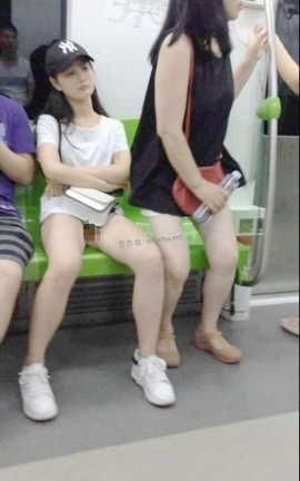 爱露出全站付费资源-转载区  极品颜值行走在地下走廊_丽丝库