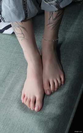 Pary摄影 NO.047 大美女婉华再次展示39码超白大美脚_丽丝库