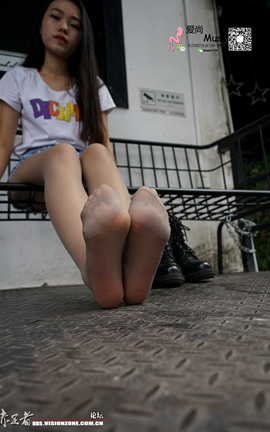 慕丝女郎MussGirl NO.138 性格很好的大二礼仪模特小小带你上机车_丽丝库