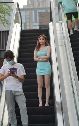 精选街拍作品 NO.1596 漂亮的裸腿包臀裙小姐姐_丽丝库