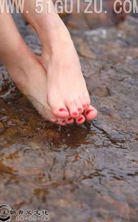 王朝贵足 No.212 梅子潺潺溪水裸足系列_丽丝库