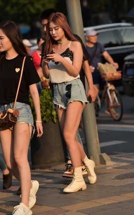 精选街拍作品 NO.0037 热裤小吊带MM高清原图_丽丝库