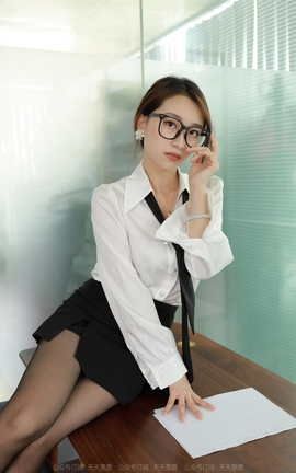 异思趣向IESS  2022.09.20 丝享家 .1213 小婕《可甜可盐眼镜娘》_丽丝库