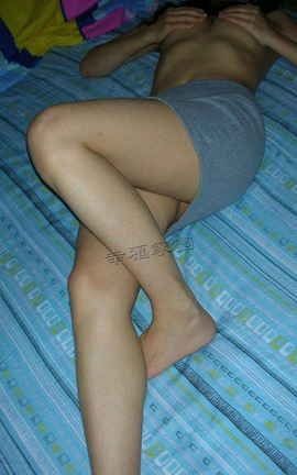 幸福家园-网友自拍专区 小瓶盖自拍 小娇妻新买的夜店装，今年很火的短裙