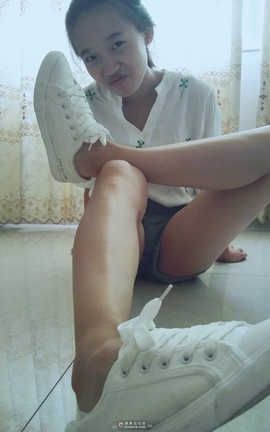 爱美足社区 2018 Vol.51 小女生.rar小白鞋+白棉袜秀_丽丝库