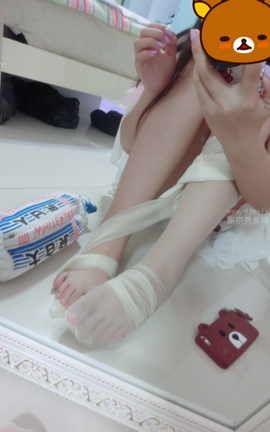 微博萝莉-无名萝莉 睡衣白丝图包_丽丝库