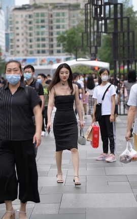 精选街拍作品 NO.1522 黑色吊带连体包臀长裙美女_丽丝库