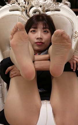 Sexy Asian Girls Feet NO.050 小影展示她性感的肉丝美脚_丽丝库