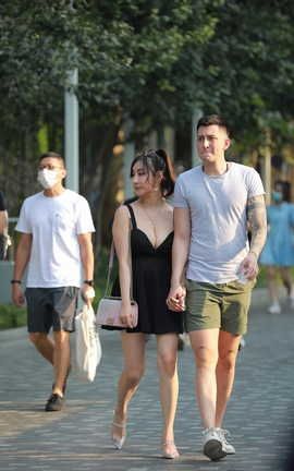 精选街拍作品 NO.0705 玻璃街拍作品 玩跷跷板的性感女友_丽丝库