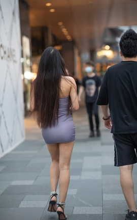 精选街拍作品 NO.1214 长发蜜桃一字抹胸装小姐姐_丽丝库