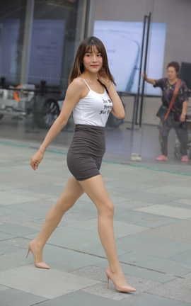 精选街拍作品 NO.0700 牛男街拍 漂亮的油亮丝袜长腿小姐姐 part2_丽丝库