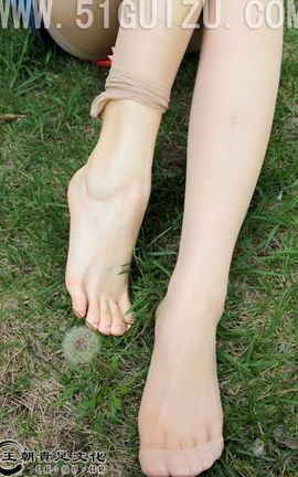 王朝贵足 No.277 小墨蓝色露肩小洋装草地系列 下