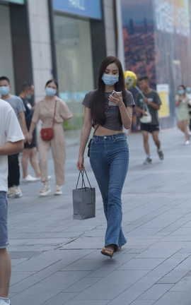 精选街拍作品 NO.1452 牛仔裤小姐姐_丽丝库