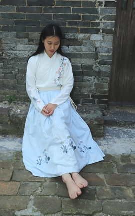 Pary摄影 NO.049 极品美女小芳穿上汉服古镇赤脚_丽丝库