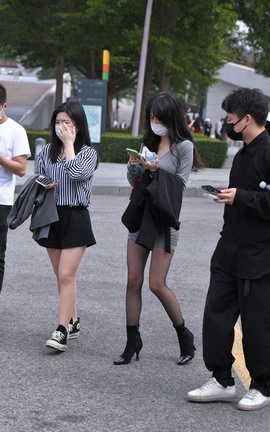 精选街拍作品 NO.1185 灰短裙黑丝_丽丝库