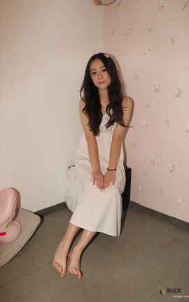 大美女琪琪回归献上38码雪白大美脚_丽丝库