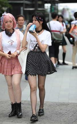 精选街拍作品 NO.1028 辉辉街拍作品 网袜可爱美眉_丽丝库