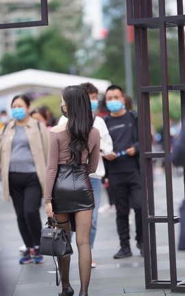 精选街拍作品 NO.1468 皮裙黑丝女孩_丽丝库