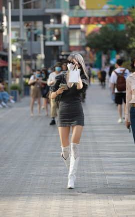 精选街拍作品 NO.0629 四九城嘎子街拍作品 包臀裙长腿闺蜜_丽丝库