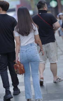 精选街拍作品 NO.1562 高腰牛仔紧身裤美女_丽丝库
