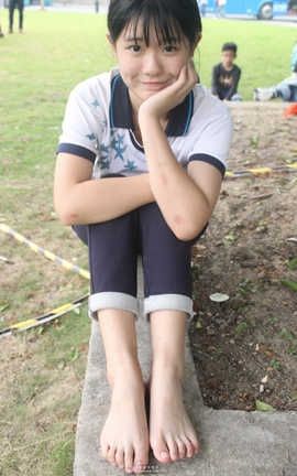 爱美足社区 2018 Vol.53 校服滑.rar板少女的 小嫩脚_丽丝库