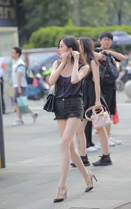 精选街拍作品 NO.0824 摄神街拍作品 纯天然的大长腿热裤小姐姐 part1_丽丝库