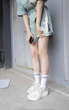 袜啵啵BoBoSocks NO.025 熊熊-安踏运动鞋白色棉袜（踩脏）裸足_丽丝库