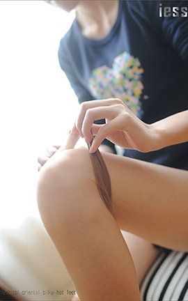 异思趣向IESS美足写真 丝足诱惑 模特：含菲《ES8复古无弹力丝袜细节秀1》