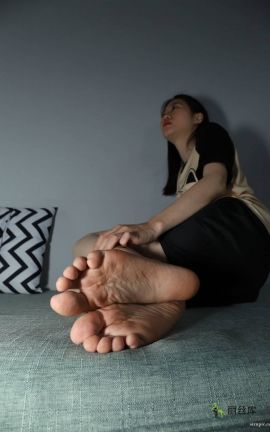 Pary摄影 NO.050 极品美女小芳展示睡衣美脚_丽丝库