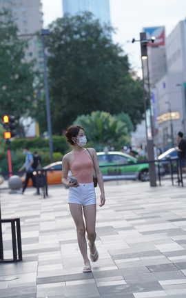 精选街拍作品 NO.1588 白色热裤粉衣小姐姐_丽丝库