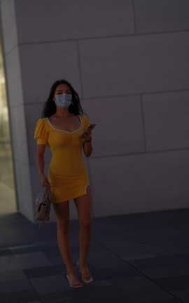精选街拍作品 NO.1540 漂亮的黄色连体裙美女_丽丝库