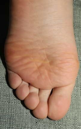 Pary摄影 NO.046 大美女琪琪脚底大餐，近距离脚底特写，汗腺清晰可见_丽丝库