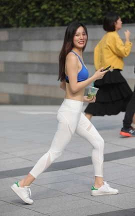 精选街拍作品 NO.0078 白色紧身瑜伽裤美女高清原图 part6_丽丝库