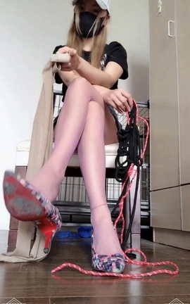 套路直播-兰儿小主-偷闻臭丝袜、高跟的代价[1080X1920 4分15秒]_丽丝库