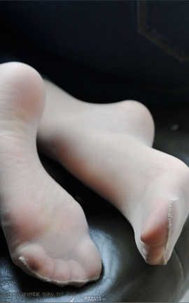 爱美足社区 2018 Vol.22 凉椅上.rar的高挑肉丝美女_丽丝库