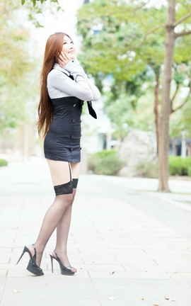 谢馥羽《信義區 短裙黑丝街拍》